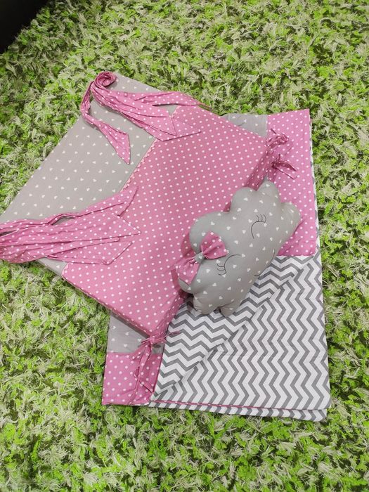 Edredom, resguardo e almofada de berço