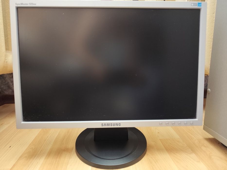 Монитор широкоформатный Samsung SyncMaster 920NW в рабочем состоянии