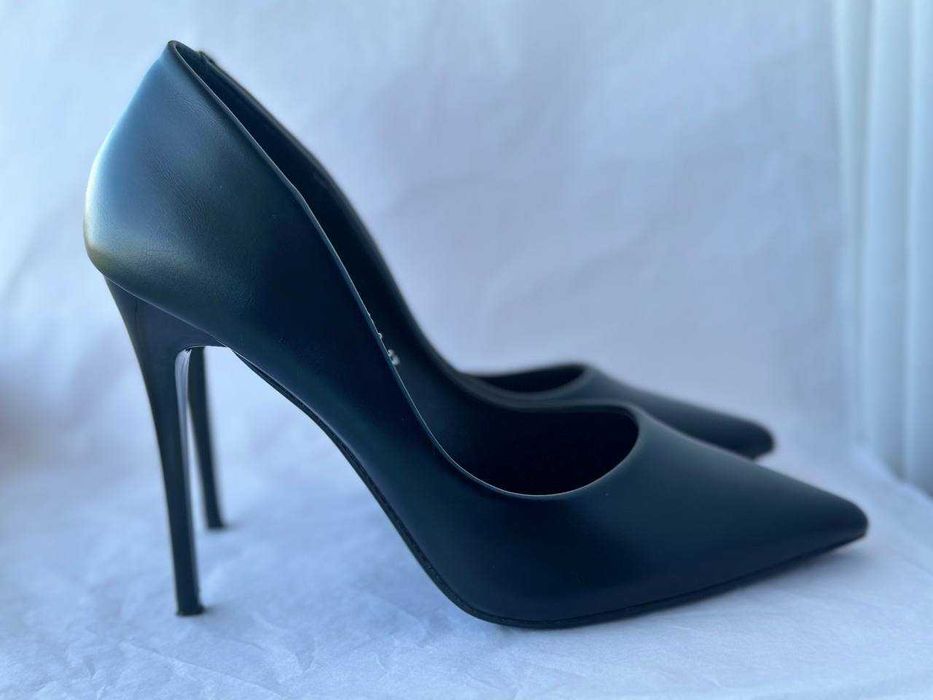 Туфлі-човники чорного кольору