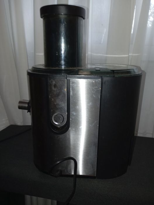 Centrifugadora de sumos da marca Becken, modelo BJE-966.