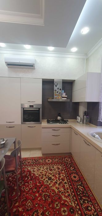 Центр Продам трехкомнатную квартиру    в новом кирпичном доме ЛД