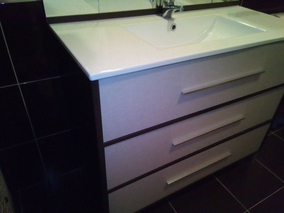 Móvel sala de banho com espelho e lavatório, comp 1m