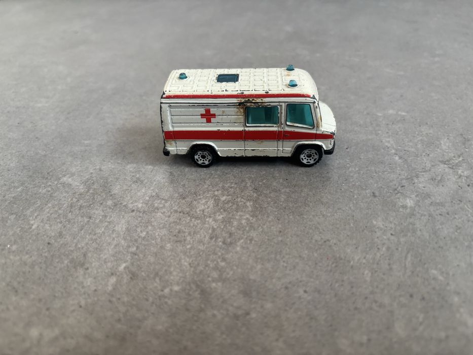 Model Resorak Siku Mercedes 809 D Ambulans