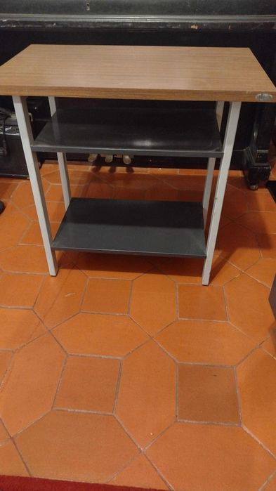 Mesa de apoio em metal, tampo em fórmica, muito boa qualidade