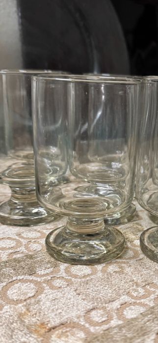 Copo de vidro com pé classico