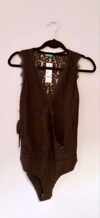 Body em renda preta da Benetton