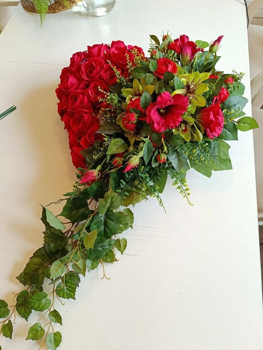Kompozycja Nagrobna Serce Komplet na Grób Róża Eustoma Czerwona model N15
