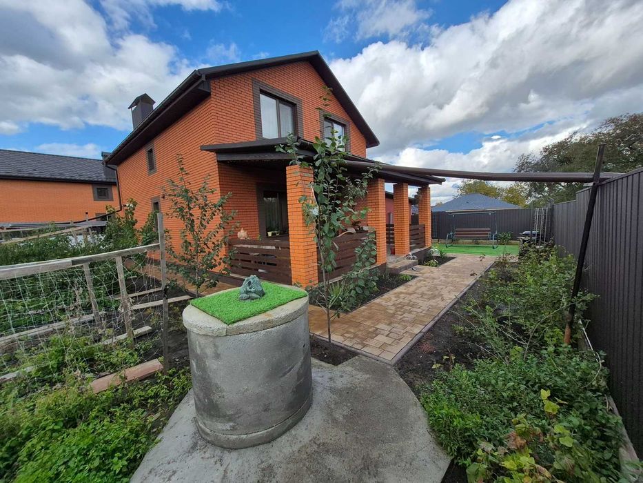 Двоповерховий будинок з ремонтом на Вінницьких Хуторах