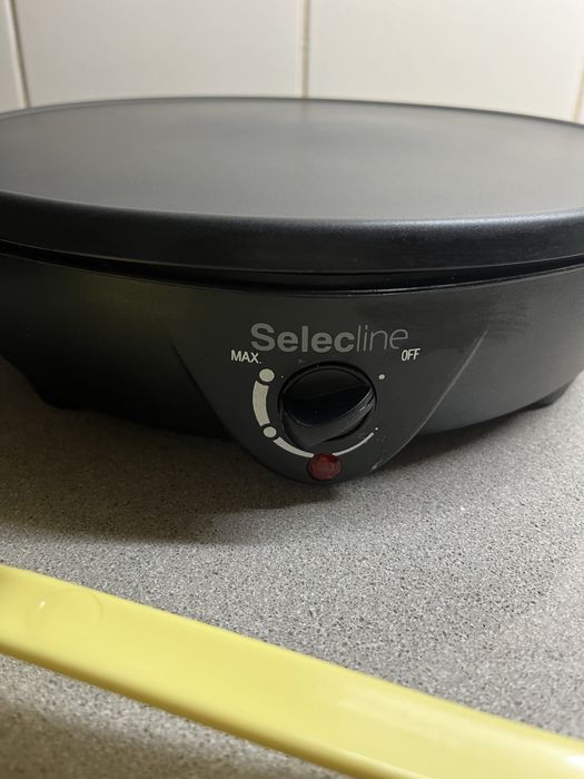 Máquina de fazer crepes com utensilios