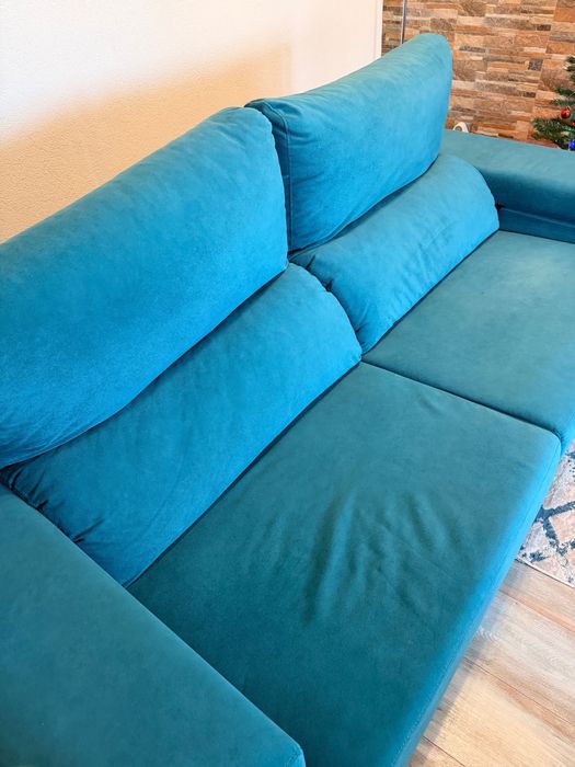 Sofá de 2 lugares + dois banquinhos para os pés. Anti-gato.