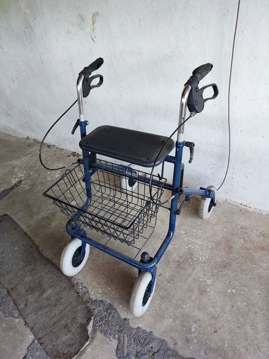 Vendo Andarilho de 4 Rodas com Assento e Cesto