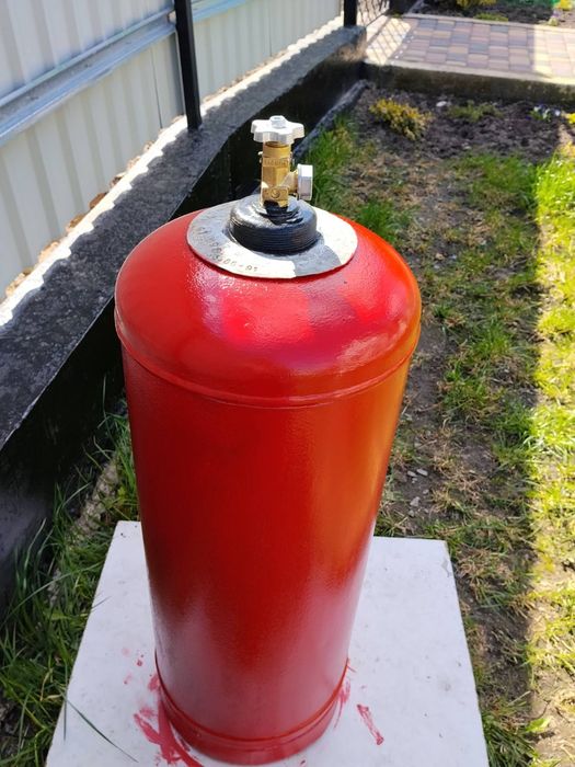 Газовий балон побутовий. Великий червоний газовий балон на 50л
