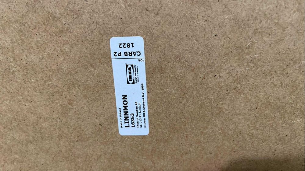 Mesa branca IKEA com pés em metal