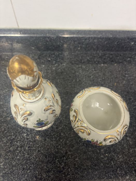 Garrafa pequena e taca - porcelaba elpa de Alcobaca