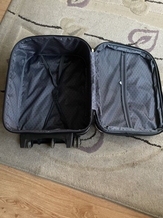 Walizka na kołkach.