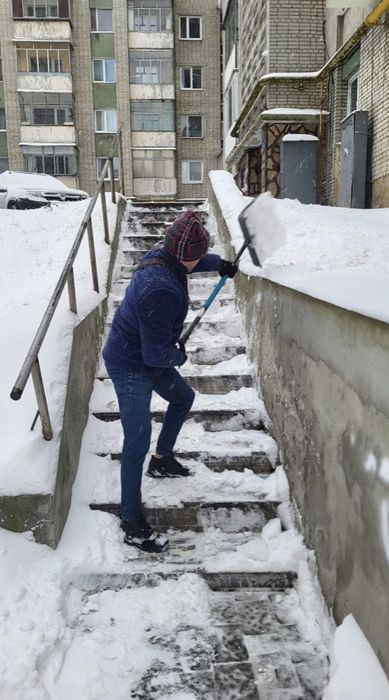 Чистка снігу , прибираємо сніг Тернопіль