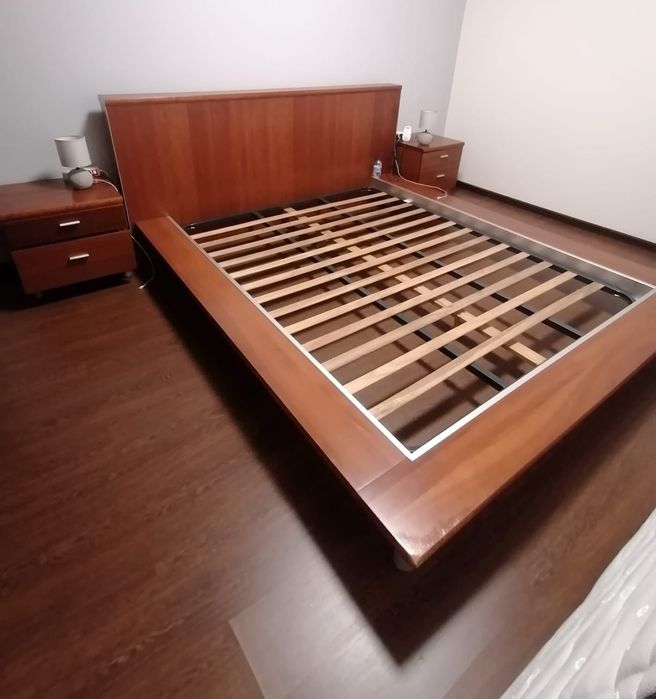 Cama casal, colchão e mesas de cabeceira