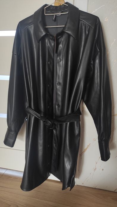 Czarna sukienka ekoskora wiązana w pasie zapinana H&M