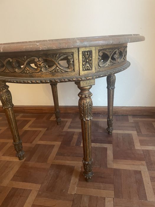 Mesa pequena antiga