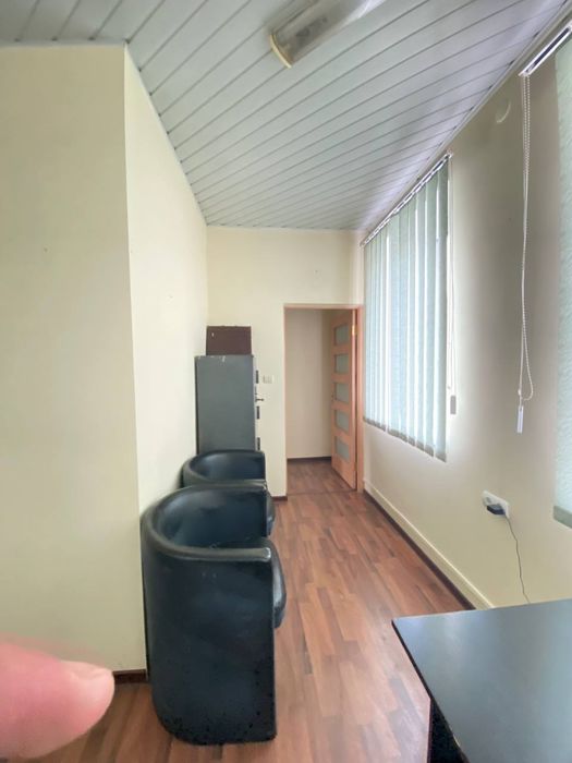 Здається офіс 4 кабінети 80 кв м + склад 30м та 3 паркомісця, вул. Героїв Майдану