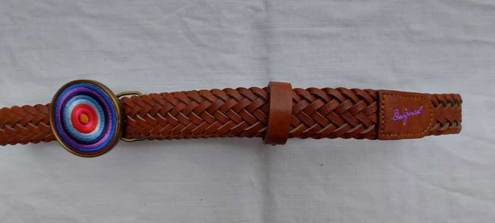 Desigual Pleciony pasek rzemykowy brązowy kolorową klamrą etno boho