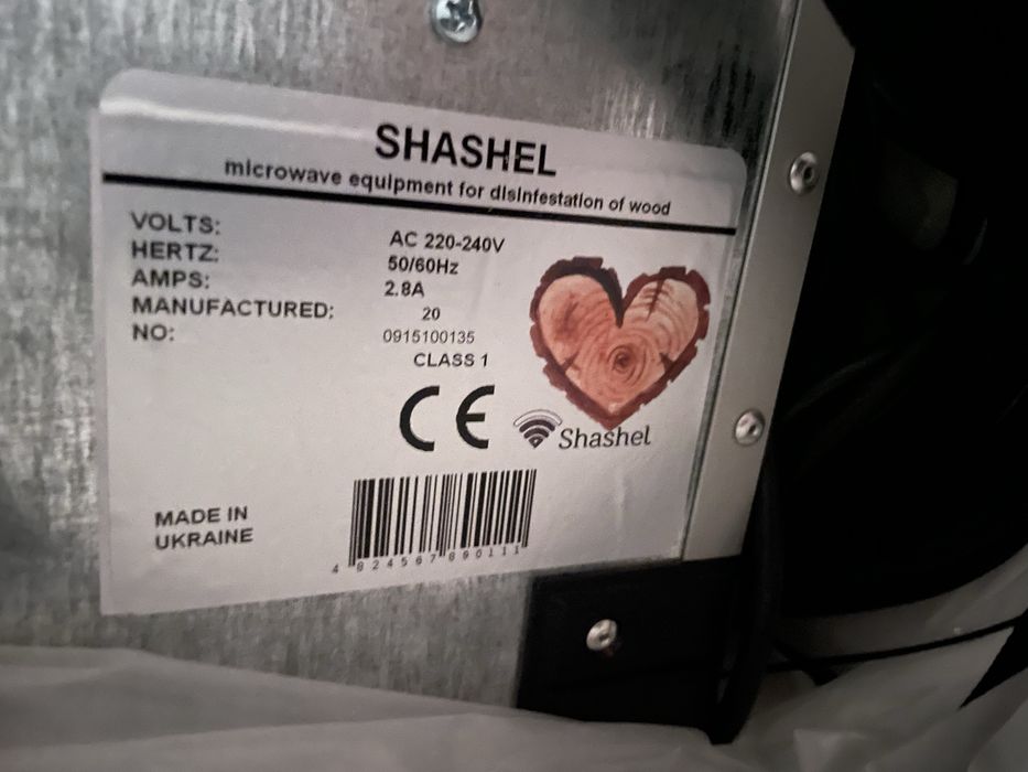 Пристрій для знищення шашелю, короїду з деревини з стійкою.