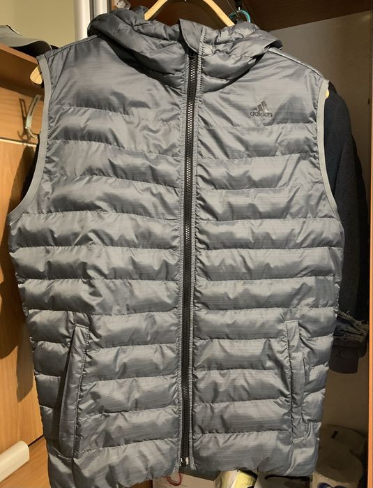 Продам безрукавку adidas.