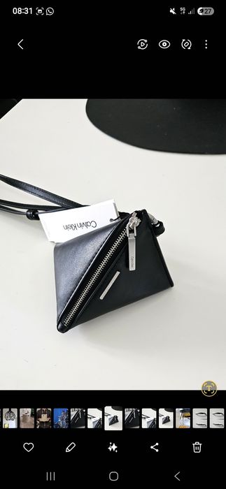 Calvin Clain czarna torebka trójkątna BROOK zapinana na zamek