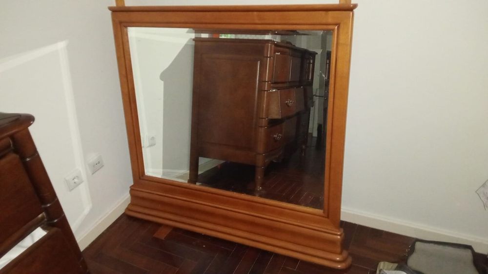Vendo cómoda e espelho