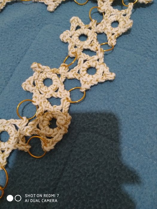 Cinto branco e dourado