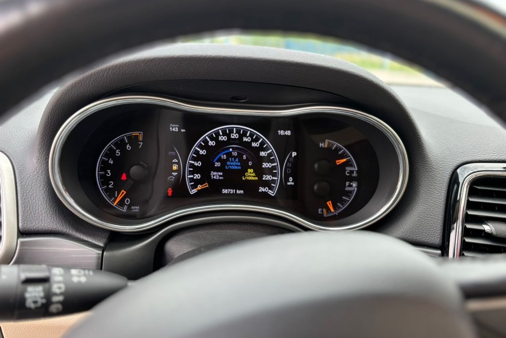 Ładny jeep grand cherokee wk2