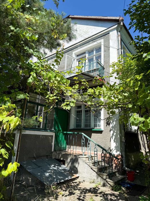 Продам половину будинку в цетрі міста з власним двором і гаражами
