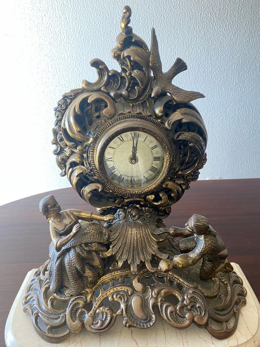 Relogio de mesa em bronze trabalhado com base em marmore