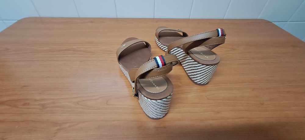 Sandálias TOMMY HILFIGER camel, novas a estrear, tam. 37