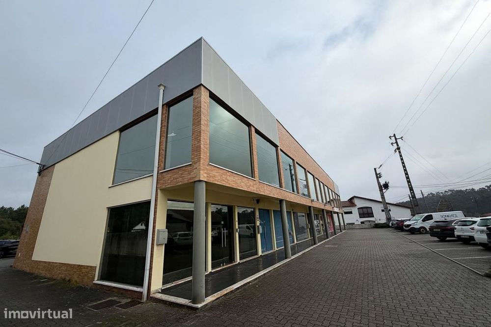 Escritório moderno pronto a funcionar em edifício comercial-serviços