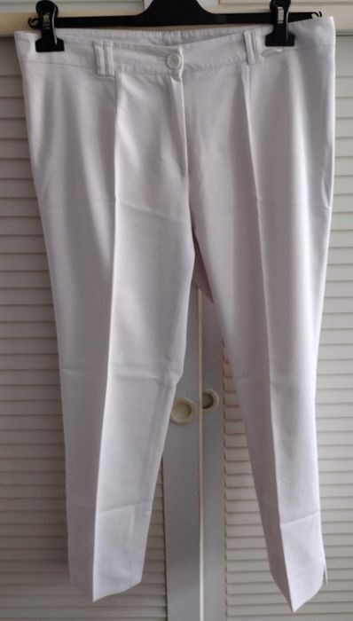 Klasyczne jasne spodnie