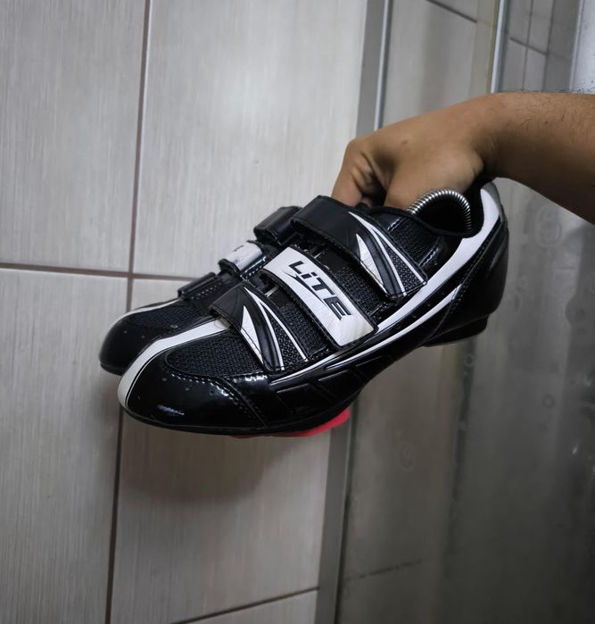 Buty rowerowe  41 szosowe marki LITE w dynamicznej, czarno-białej kolorystyce. Cholewka została wykonana z błyszczącego, łatwego w czyszczeniu m