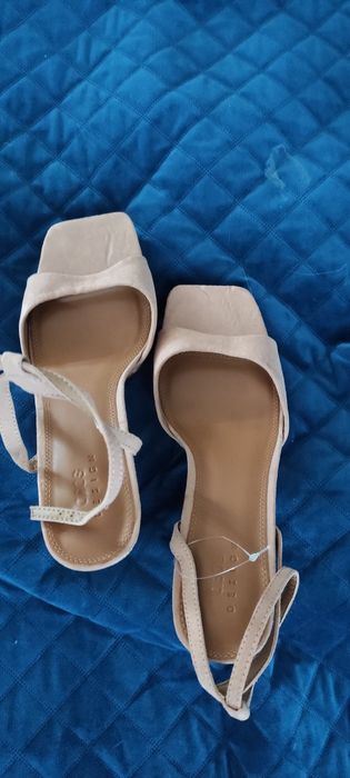 Beżowe obcasy z cyrkoniami