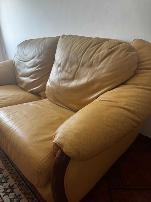 Conjunto de 3 sofás amarelos em pele