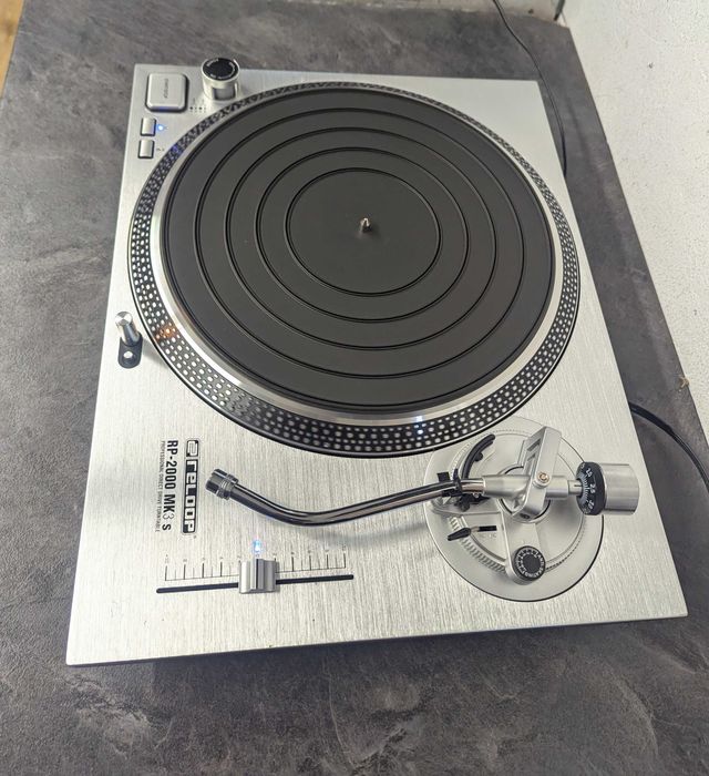 Програвач платівок Reloop RP-2000 MK3s.