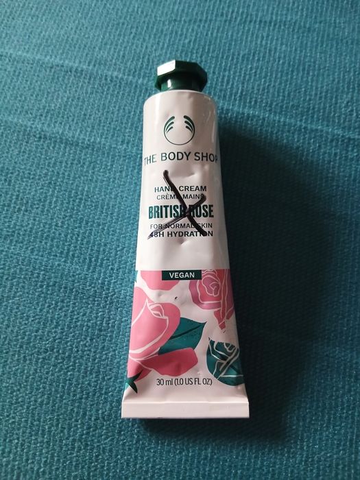 The Body Shop nawilżający wegański krem do rąk British Rose 30 ml