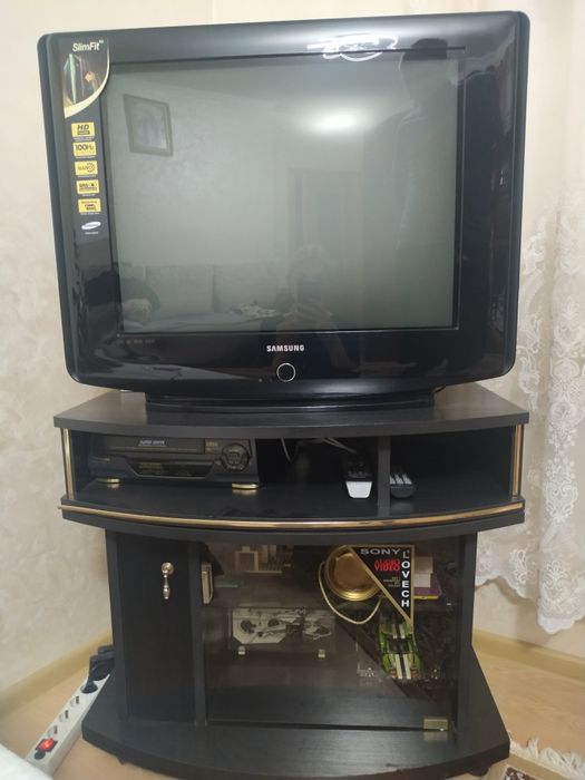 Продається тумбочка з телевізором