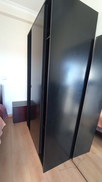 Mobília de Quarto Completa (Cama, Roupeiro, Camiseiro e Mesas)