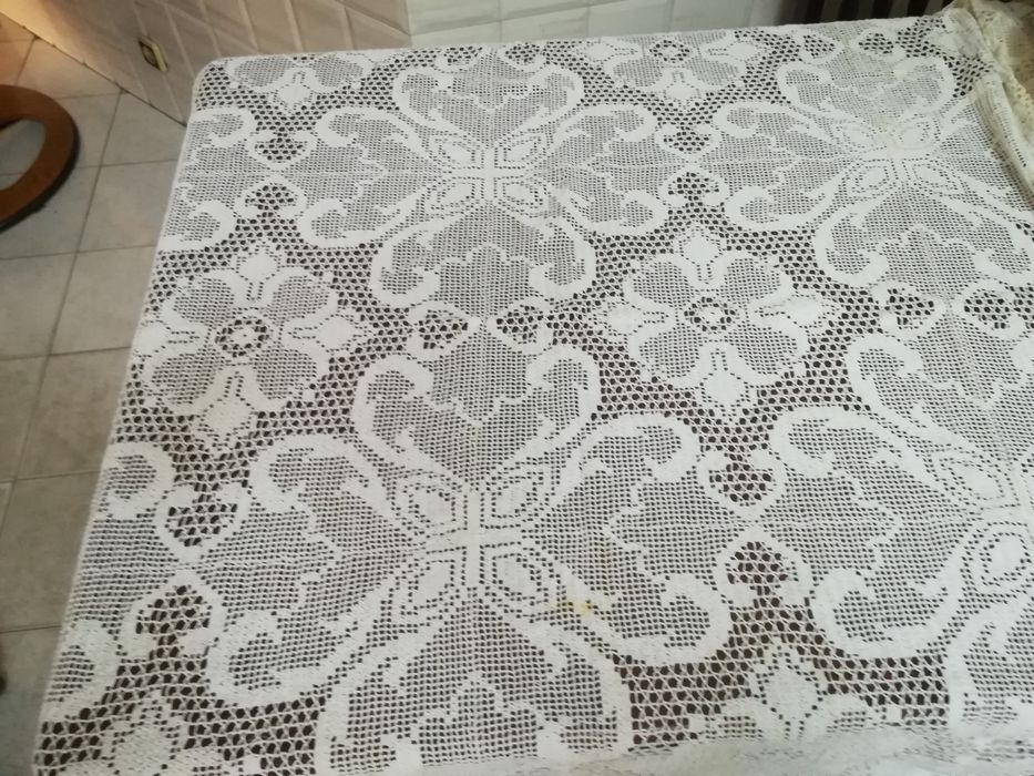 Toalhas e colchas em croché, renda, bordadas, com aplicações