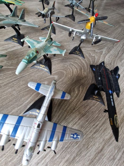 Coleção 30  aviões miniaturas escala real 1/100