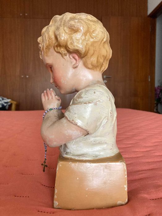 Estátua religiosa menino em oração com terço