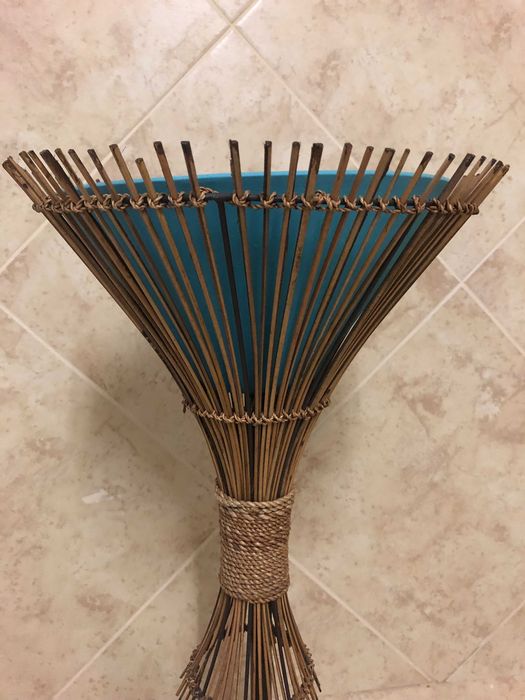 Candeeiro em bambu castanho e abajur azul turquesa
