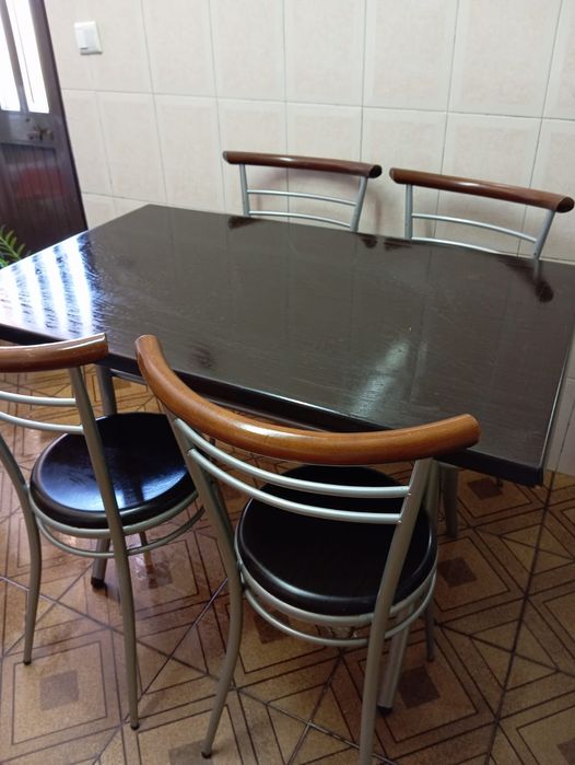 Mesa com 4 cadeiras