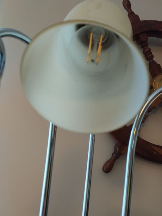 Lampa podłogowa z blatem