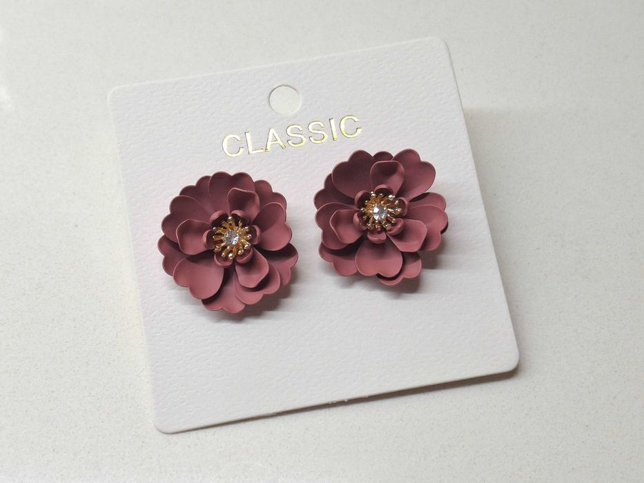 Brincos em.forma de flor em tom bordeaux beringela
